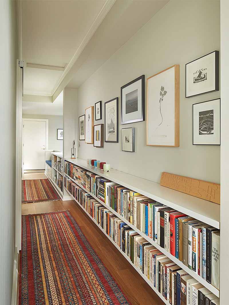 Hãy biến hành lang nhà bạn thành một thư viện mini nhỏ xinh.