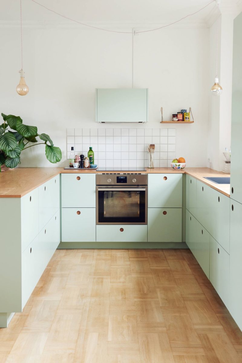 thiết kế phòng bếp với tủ bép chữ u mặt gỗ